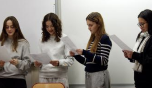 Pour explorer la dimension théâtrale